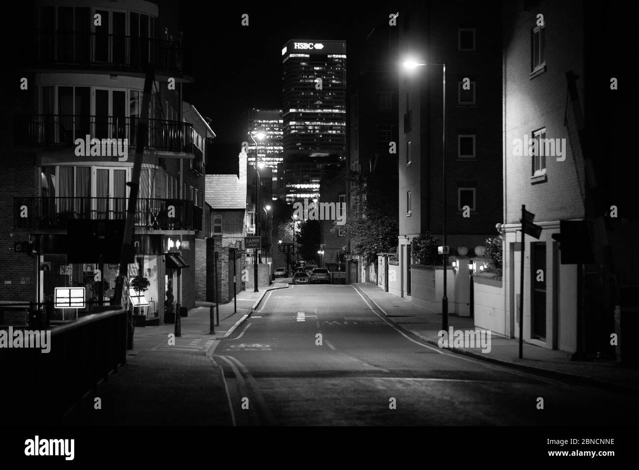 Schmale Straße, Limehouse mit Blick auf Canary Wharf Stockfoto