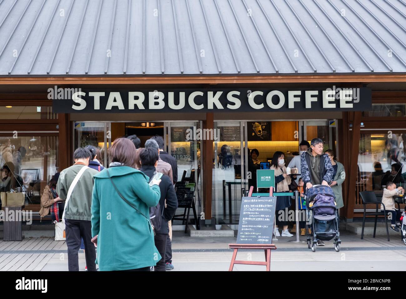 Tokyo, Japan - 17. März, 2019: Ansicht der Kunden in der Warteschlange bei Starbucks Kaffee Ueno Park Onshi gewartet, während Rosa Kirschblüte oder Sakura Frühling se Stockfoto