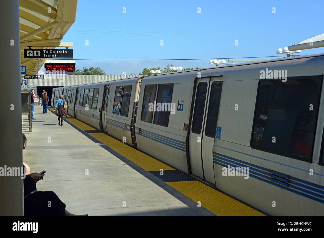 BART-Zug steht am Bahnhof Millbrae, Silicon Valley Stockfoto