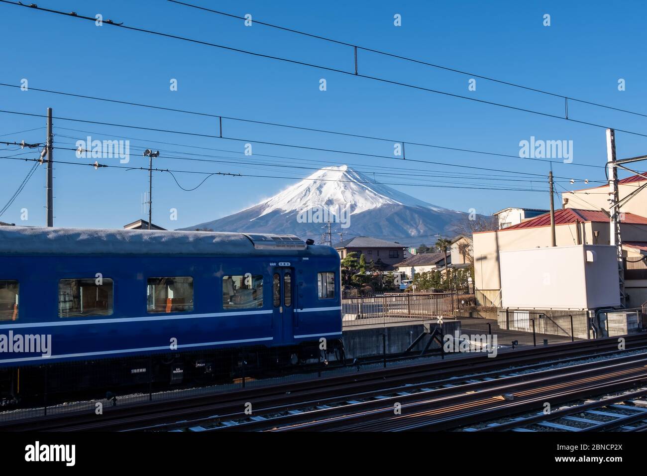 Yamanashi, Japan - 24. März 2019: Blick auf Mount Fuji, die gemeinhin als Fuji-san in Japanisch, Mount Fuji das aussergewöhnlich symmetrische Kegel, von einem Trai Stockfoto