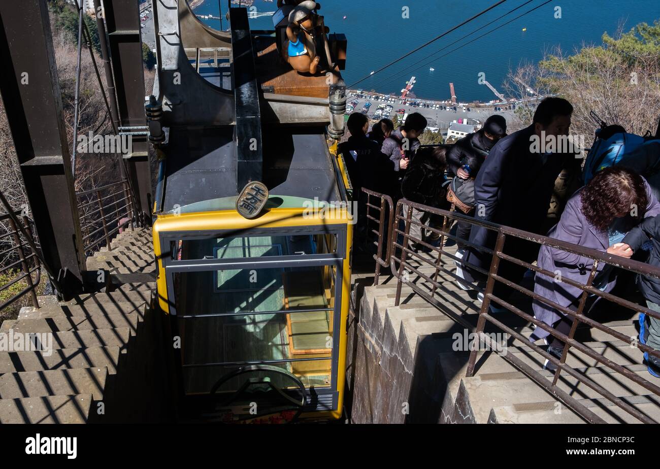 Yamanashi, Japan - 24. März 2019: Blick auf die Schlange am Mt. Fuji Panorama-Seilbahn Station für den Aufstieg auf den Gipfel des Mt. Kachi Kachi in Fujikawa Stockfoto