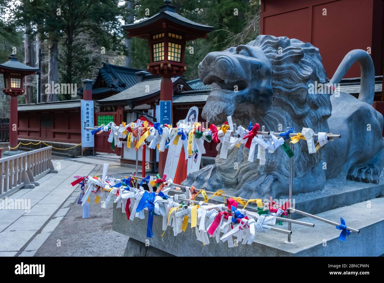Tochigi, Japan - 21. März 2019: Blick auf den Jinja-Löwen von Nikko Futarasan in einem schintoistischen Schrein in der Stadt Nikko, einer kleinen Stadt im japanischen Tochigi-Präfektur Stockfoto
