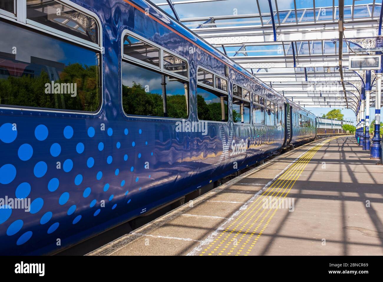 ScotRail Dieselzug und Wagen am Bahnhof Kilmarnock, Ayrshire, Schottland, Großbritannien Stockfoto