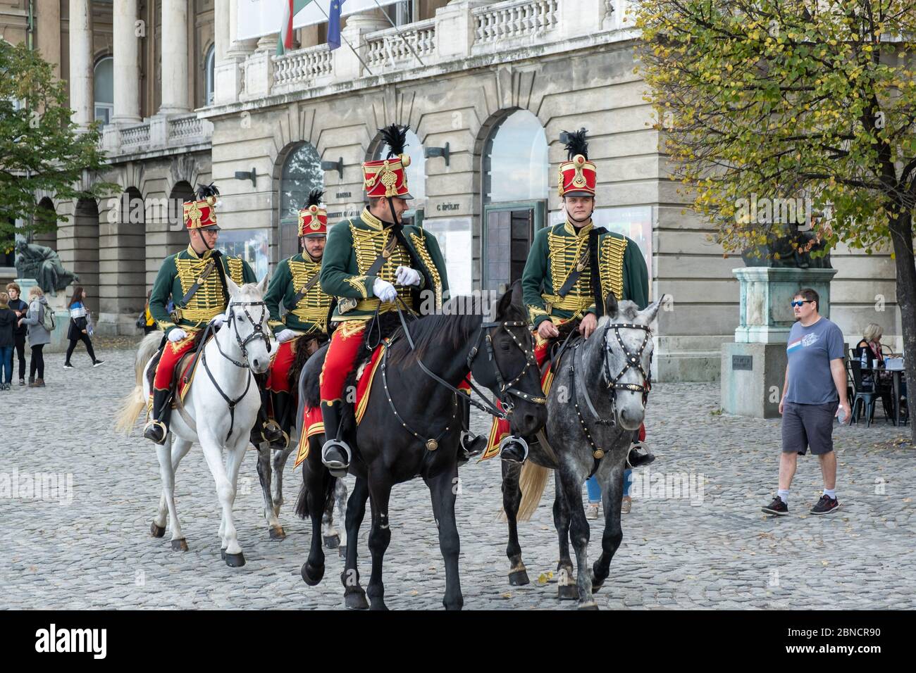 Budapest, Ungarn - 11. Oktober 2019: Ansicht der ungarischen Husaren Parade und Touristen in Buda Castle in Budapest, Ungarn. Stockfoto