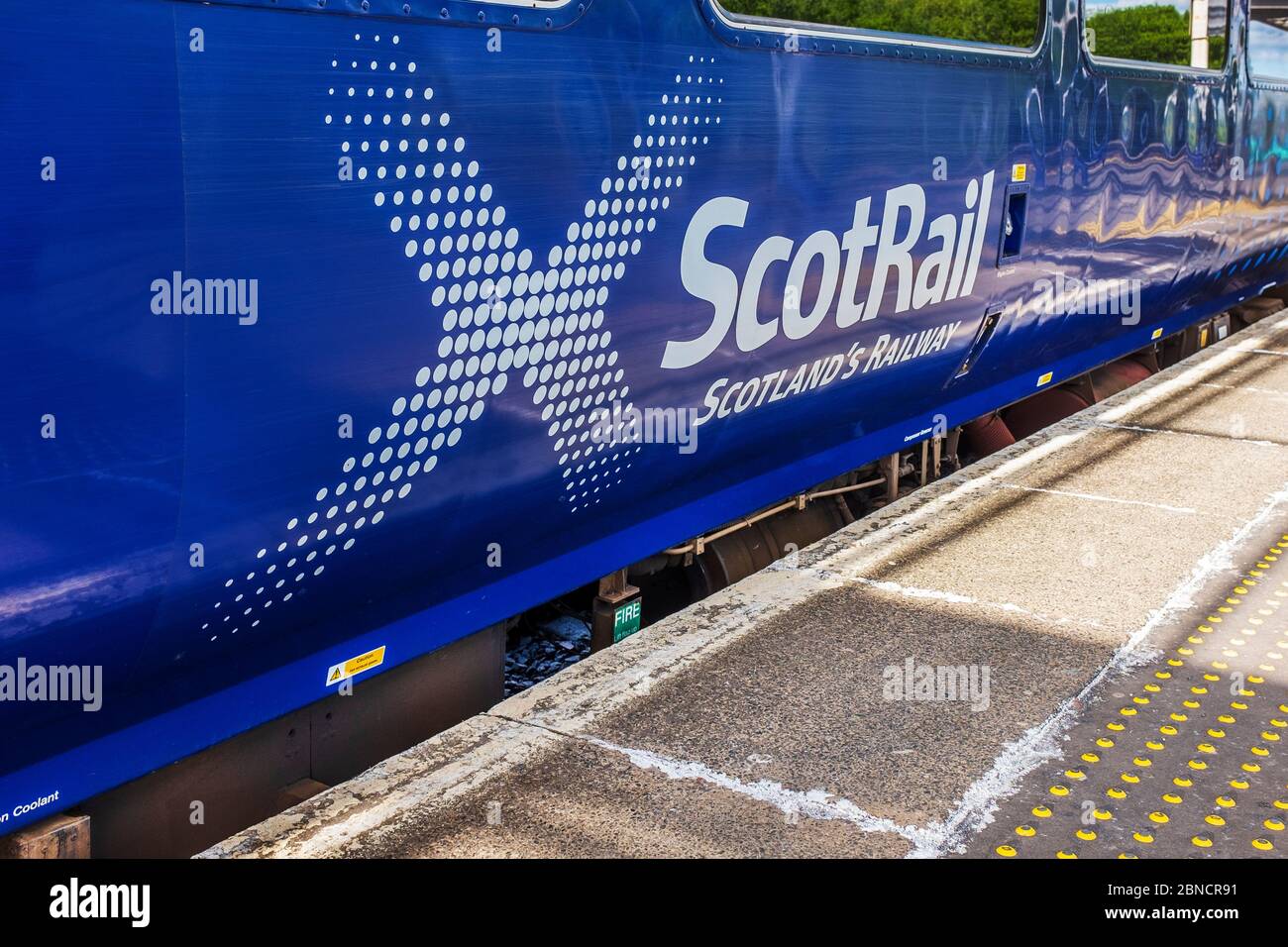 ScotRail Dieselzug und Wagen am Bahnhof Kilmarnock, Ayrshire, Schottland, Großbritannien Stockfoto