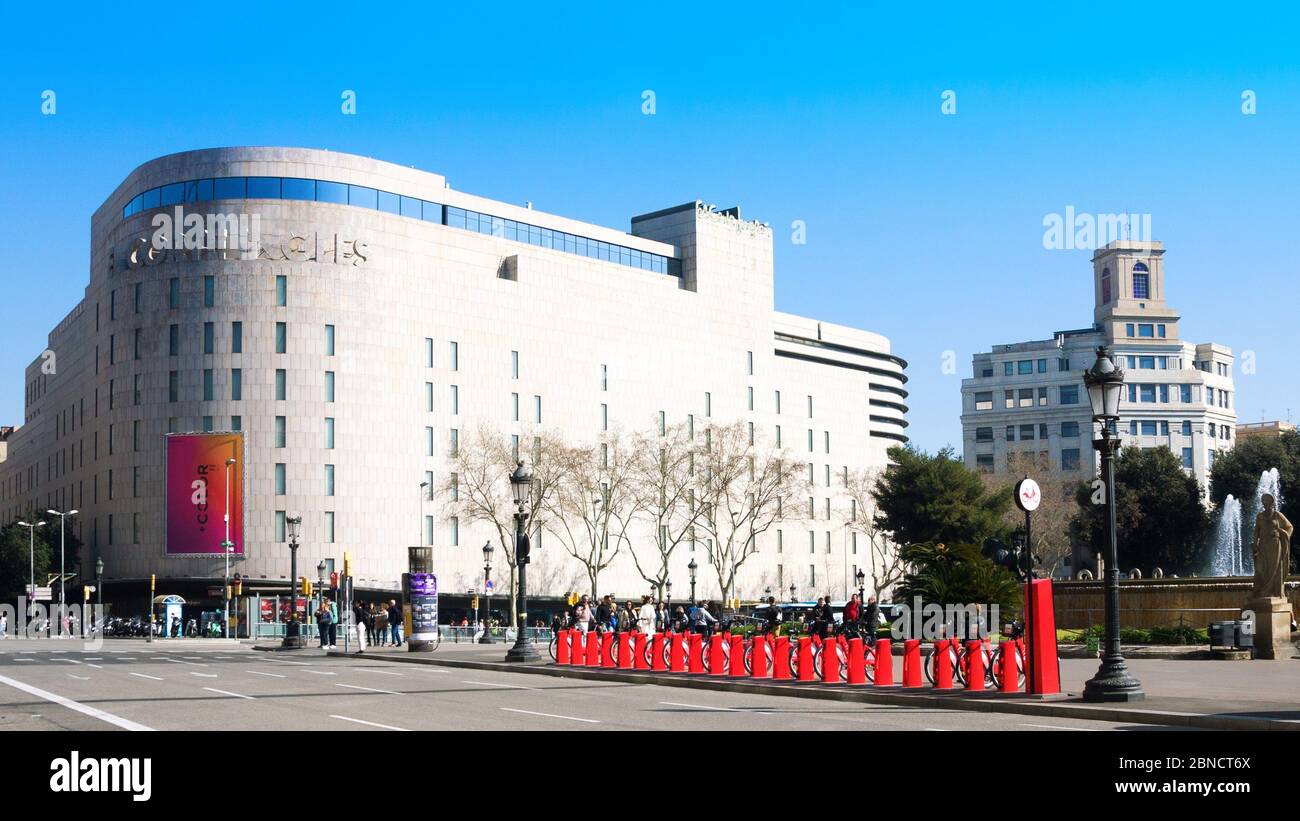 Barcelona, Spanien - 23. Februar 2020: Plaza Catalunya, El Corte Ingles, eines der wichtigsten Kaufhäuser Spaniens, fo Stockfoto