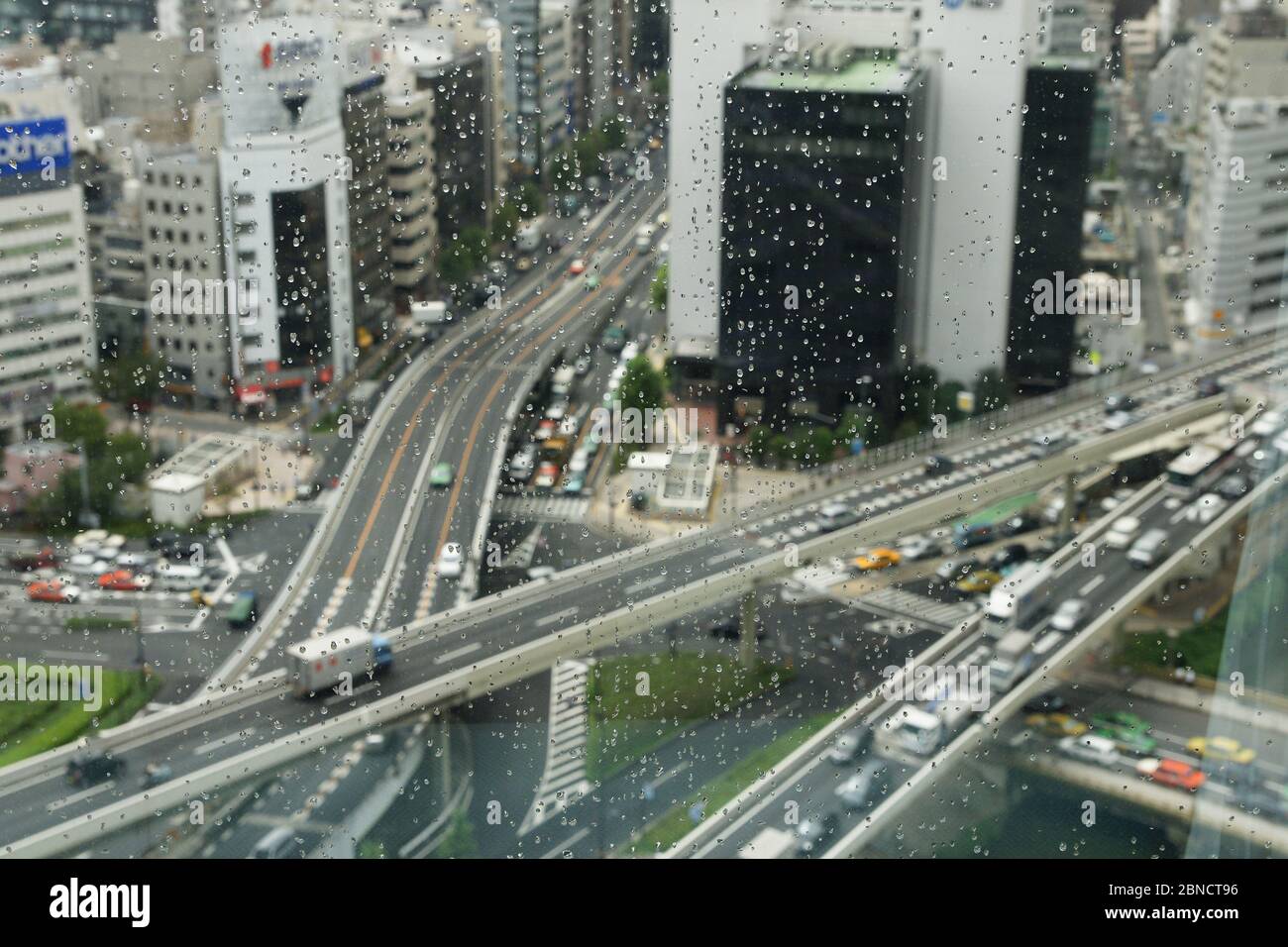 Brücken kreuz und quer / Straßenszene durch verregnete Fensterscheibe von oben in Tokio Japan Stockfoto