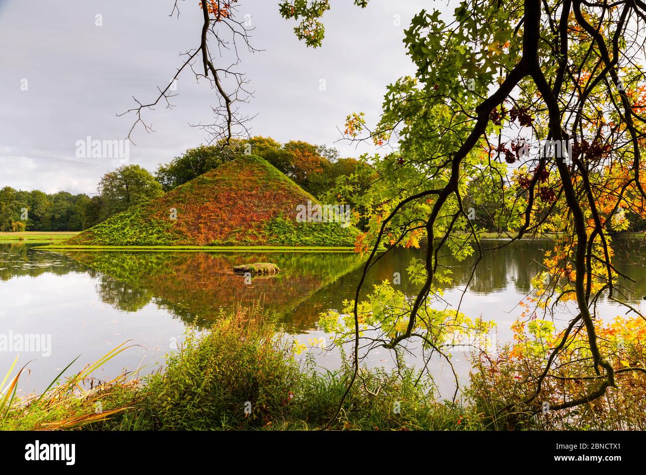 1856 schuf der Landschaftsarchitekt Hermann Fürst von Pückler-Muskau im Branitzer Park in Cottbus die 13 Meter hohe Pyramide. Stockfoto