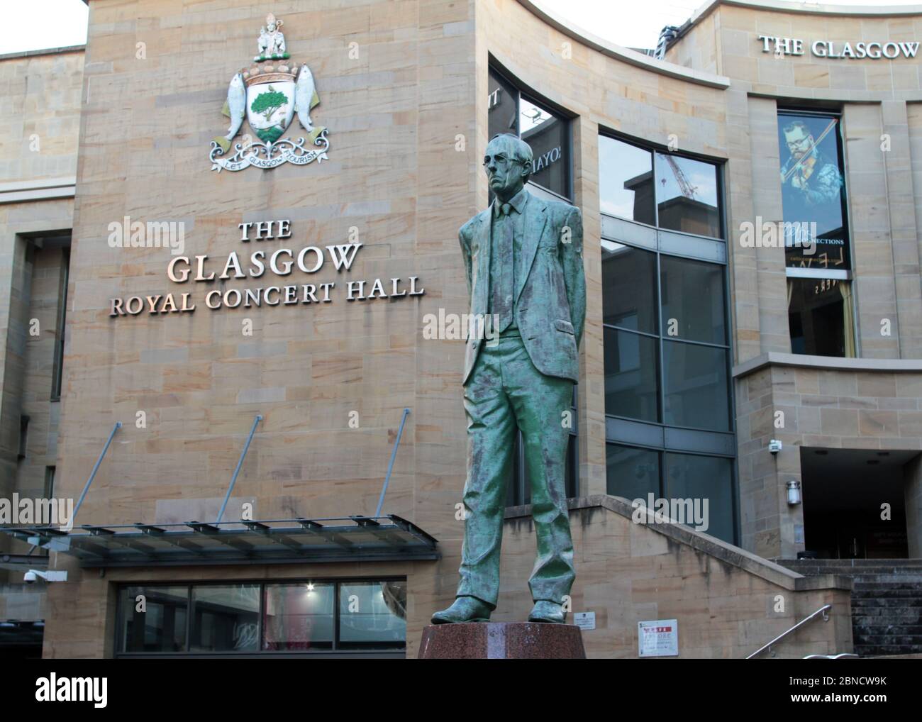 Vor der Glasgow Royal Concert Hall, am oberen Ende der Buchannan Street in Glasgow, steht eine Statue von Donald Dewar, Schottlands erstem, ersten Minister. Stockfoto