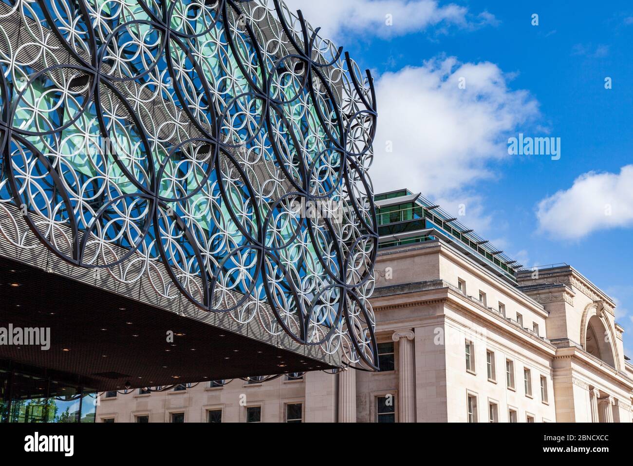 Die Metallfassade der neuen Library of Birmingham und Baskerville House in Centenary Square, Birmingham, England Stockfoto