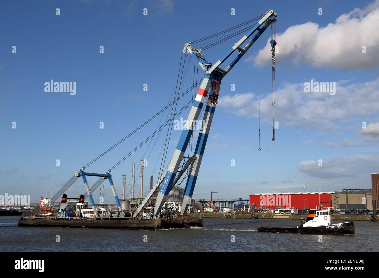 Der Schwimmkran Matador 2 wird am 12. März 2020 mit Hilfe eines Schleppers durch den Hafen von Rotterdam fahren. Stockfoto