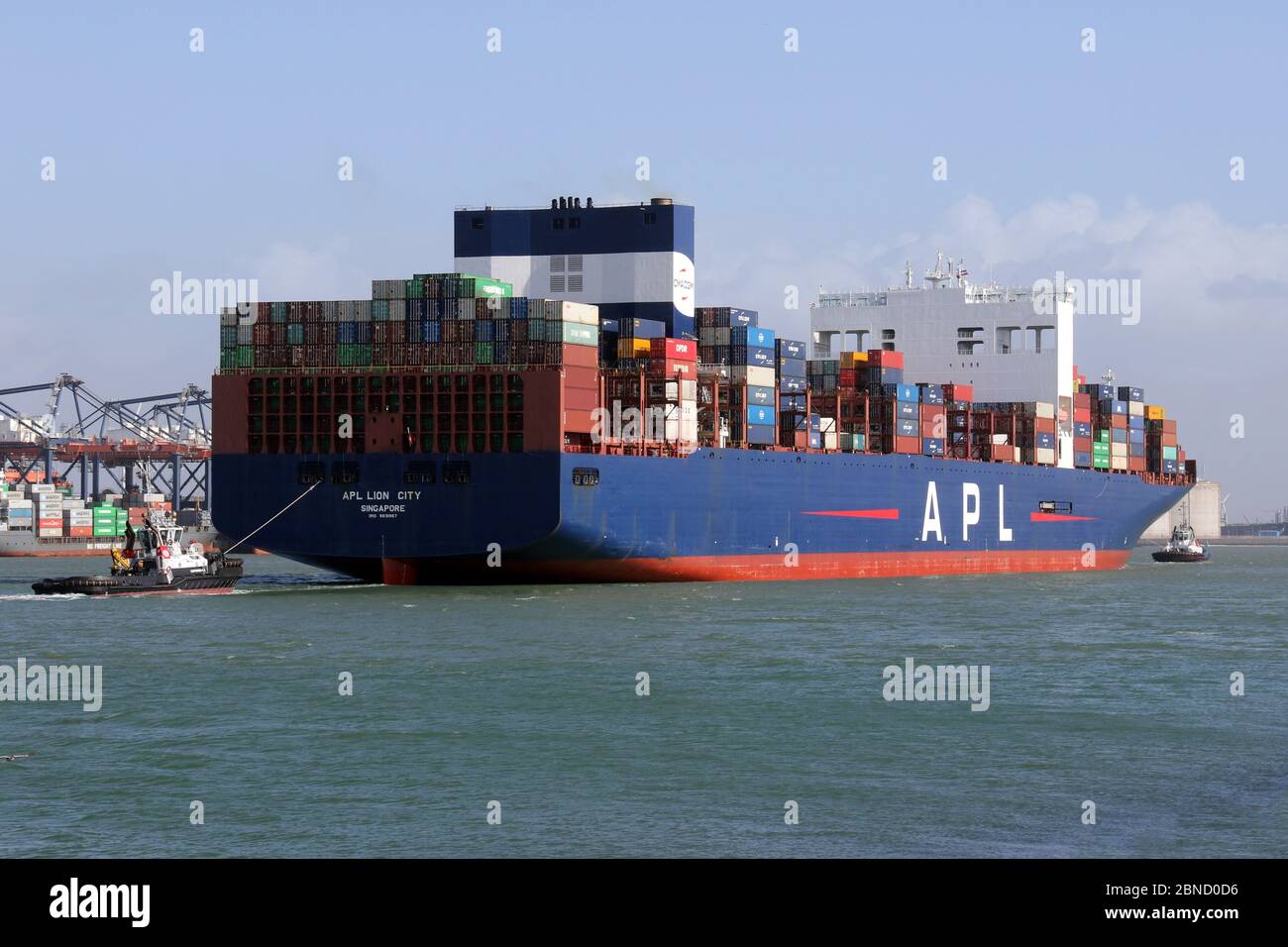 Das Containerschiff APL Lion City wird den Hafen von Rotterdam am 12. März 2020 verlassen. Stockfoto