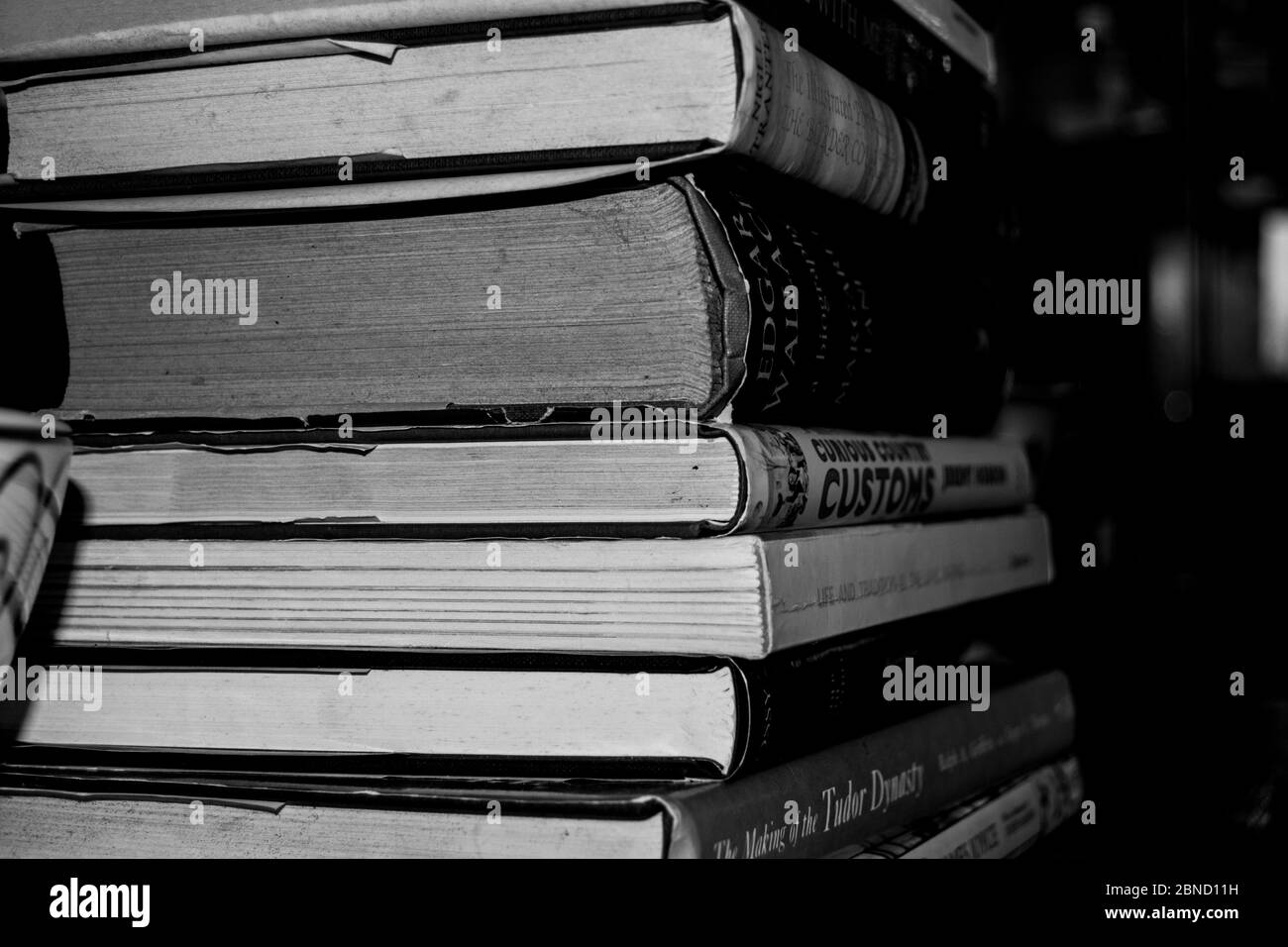 Stapel alter Bücher in schwarz-weiß Stockfoto