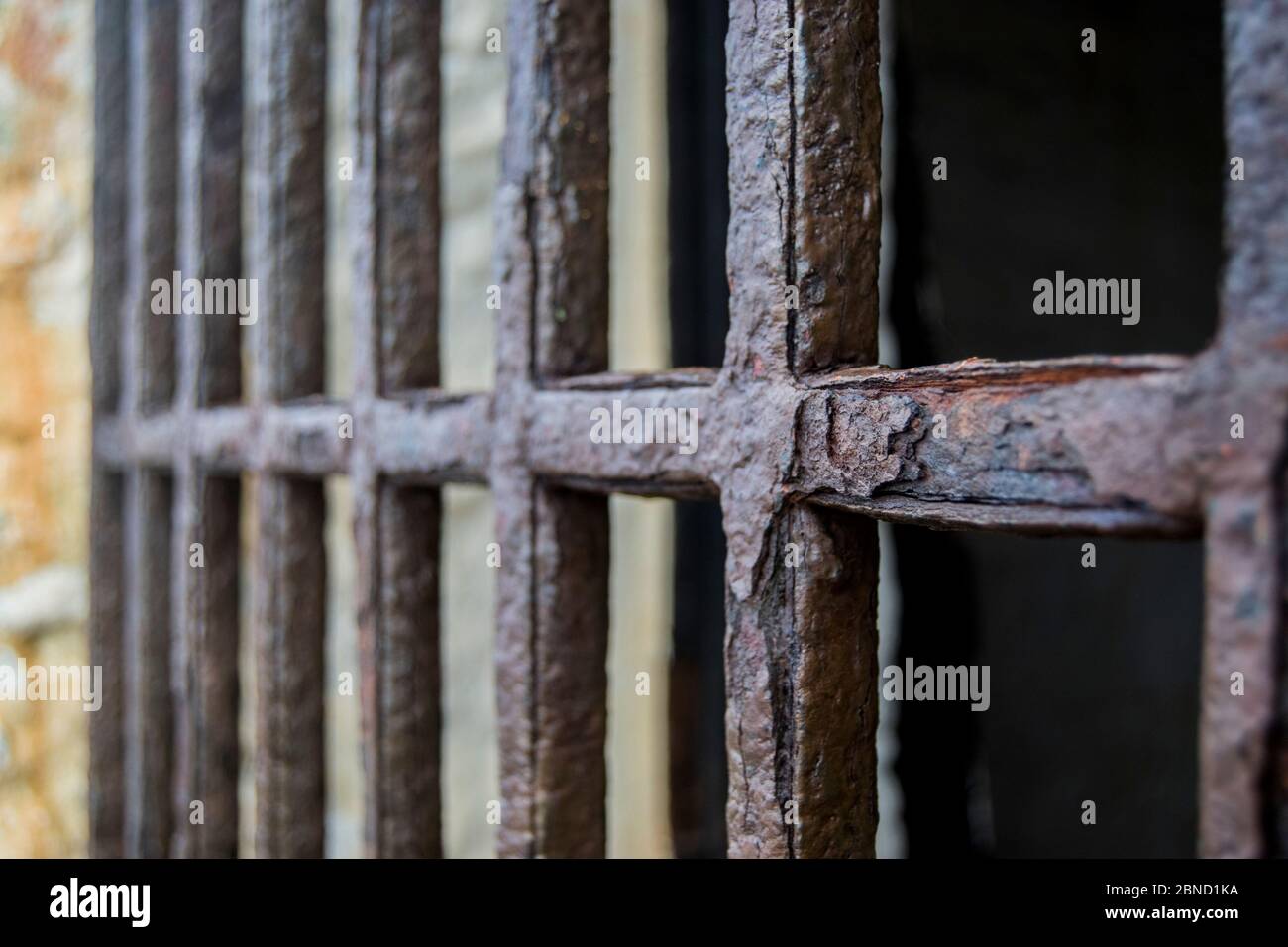 Altes verrosttes Eisentor Stockfoto