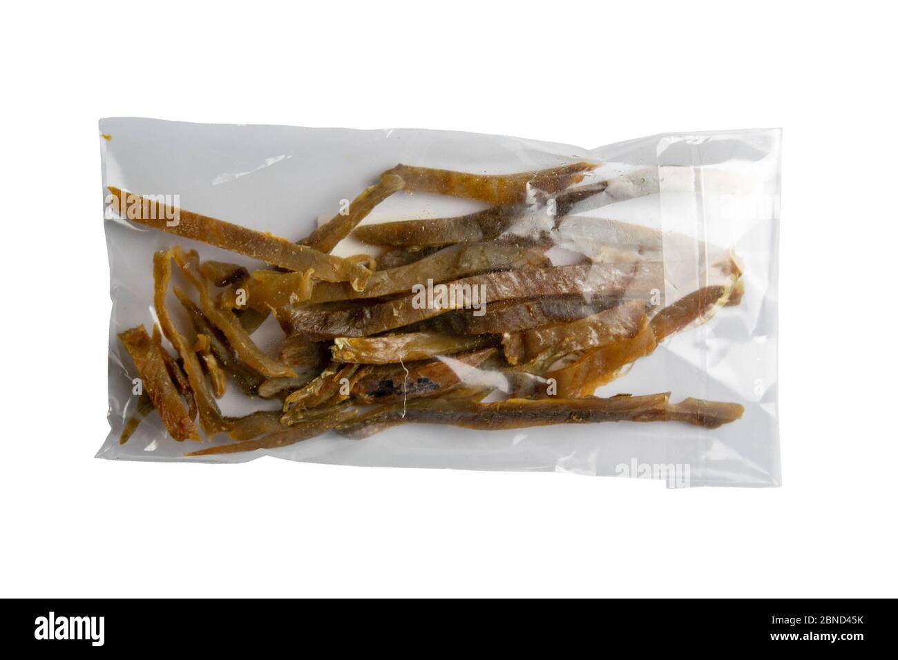 Getrocknete Karpfen Fisch Sticks in einer transparenten Packung Vorspeise auf weißem Hintergrund isoliert Bier. Snack Fisch zu Bier. Nahaufnahme Stockfoto