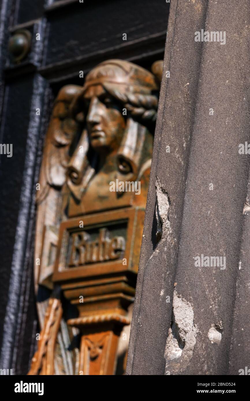 2. Weltkrieg Schlacht um Berlin Einschusslöcher auf dem Mausoleum auf dem zentralen Berliner Friedhof Stockfoto