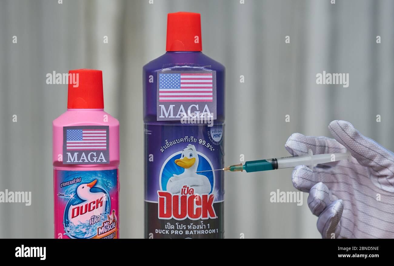 Flaschen mit Waschmittel und Injektionsnadel mit Spritze. Stockfoto
