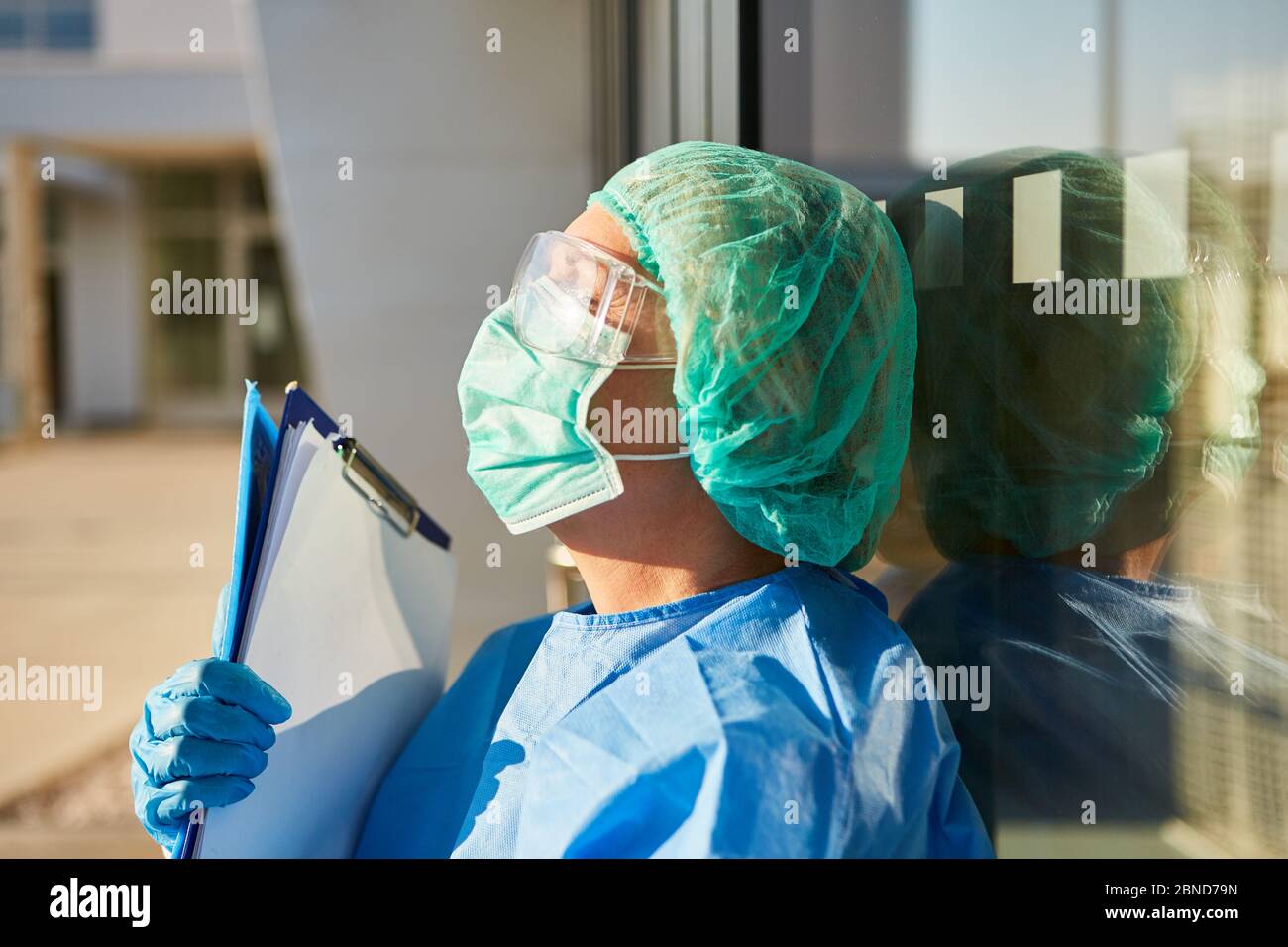 Krankenschwestern außerhalb der Klinik mit Kontaktliste machen während der Coronavirus-Pandemie eine Pause Stockfoto