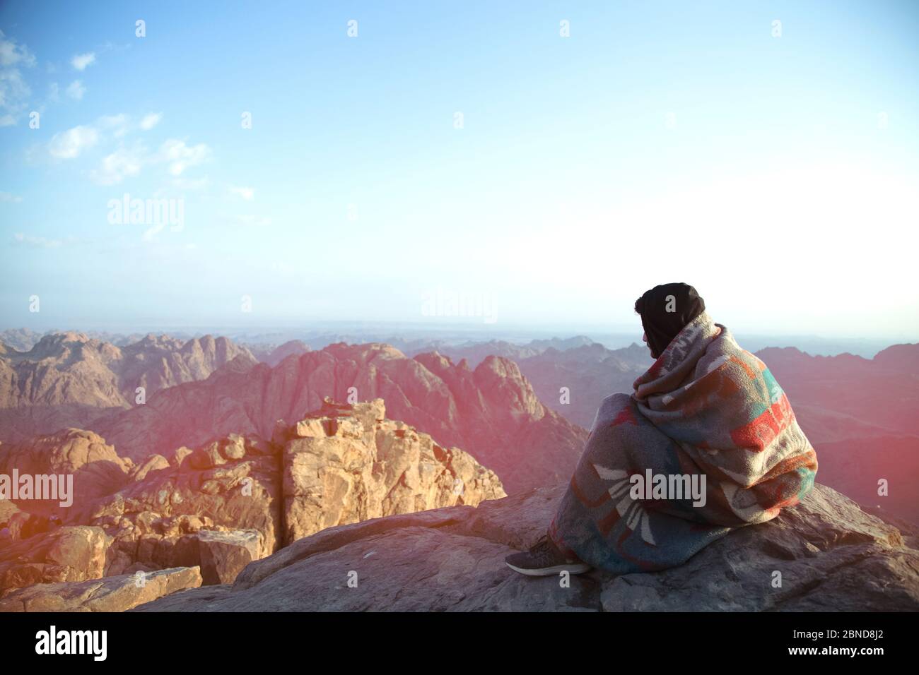 Mann sitzt auf der Oberseite der Halterung und genießen die schöne Aussicht. Ägypten Stockfoto