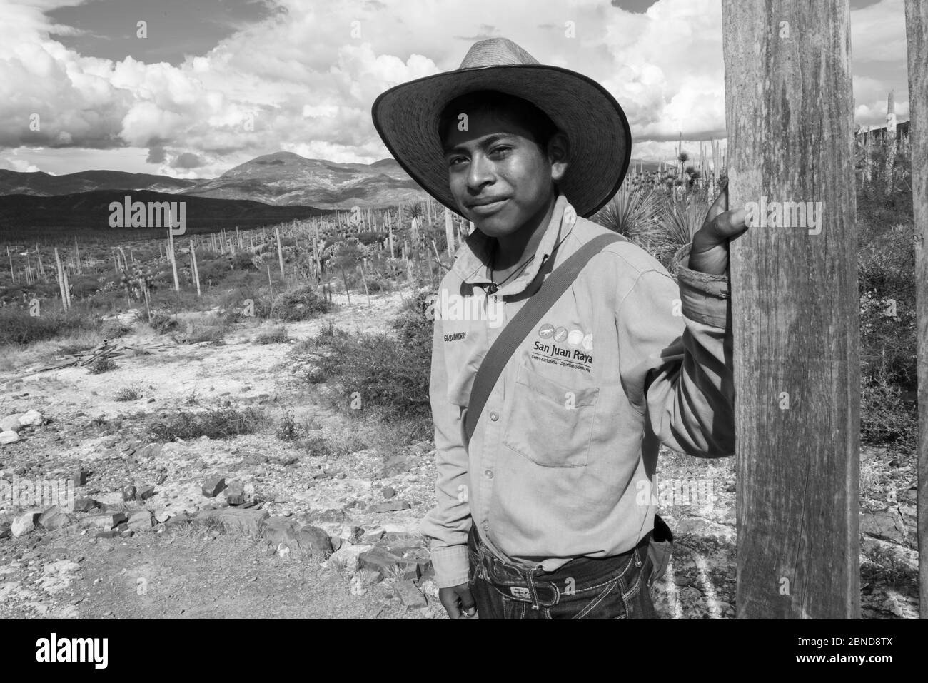 Porträt eines jungen einheimischen Führers mit Hut in San Juan Raya Stockfoto
