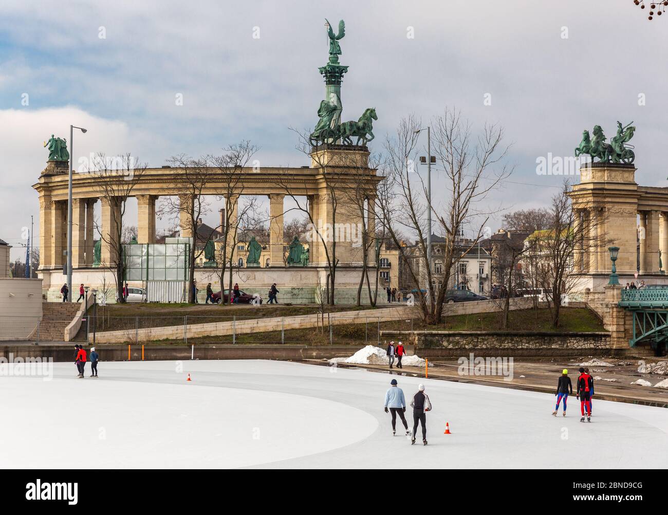 Budapest, Ungarn - 14. Februar 2016: Heldenplatz - Hauptplatz in Budapest. Eisbahn im Stadtpark von Budapest. Menschen Skaten, Sportler trainieren Stockfoto