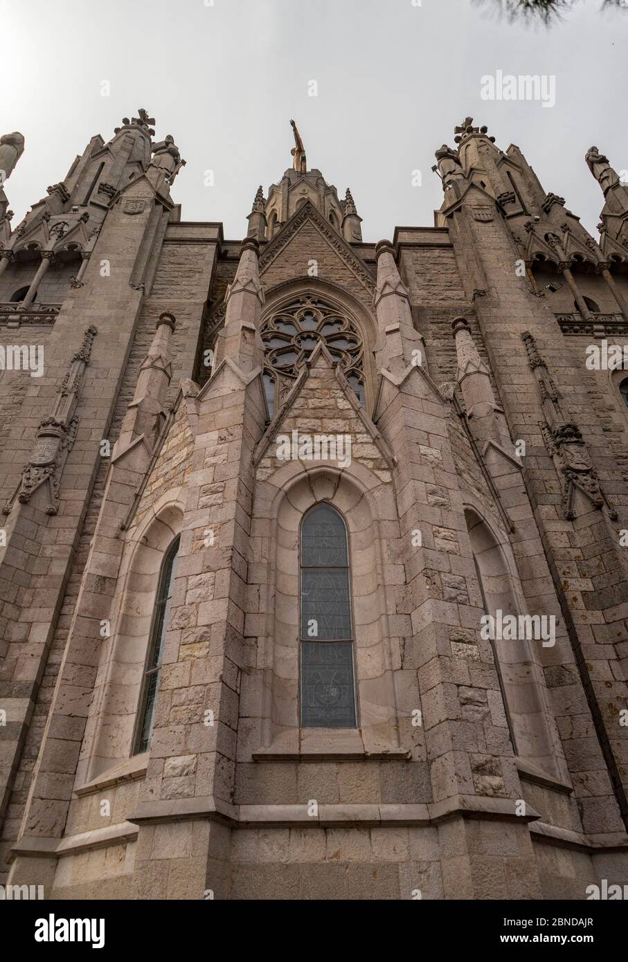 Tempel und Themenpark auf dem Berg Tibidabo in Barcelona Stockfoto