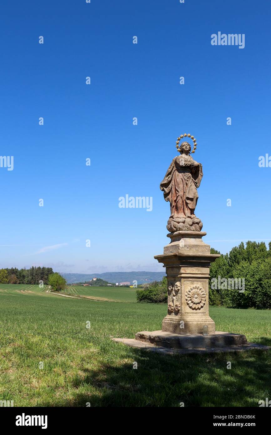 Alte barocke Statue der Jungfrau Maria in Wiesen und Feldern, Ustek, Usti Region, Tschechische Republik Stockfoto