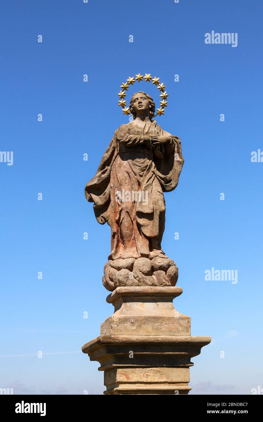 Alte barocke Statue der Jungfrau Maria in Wiesen und Feldern Stockfoto