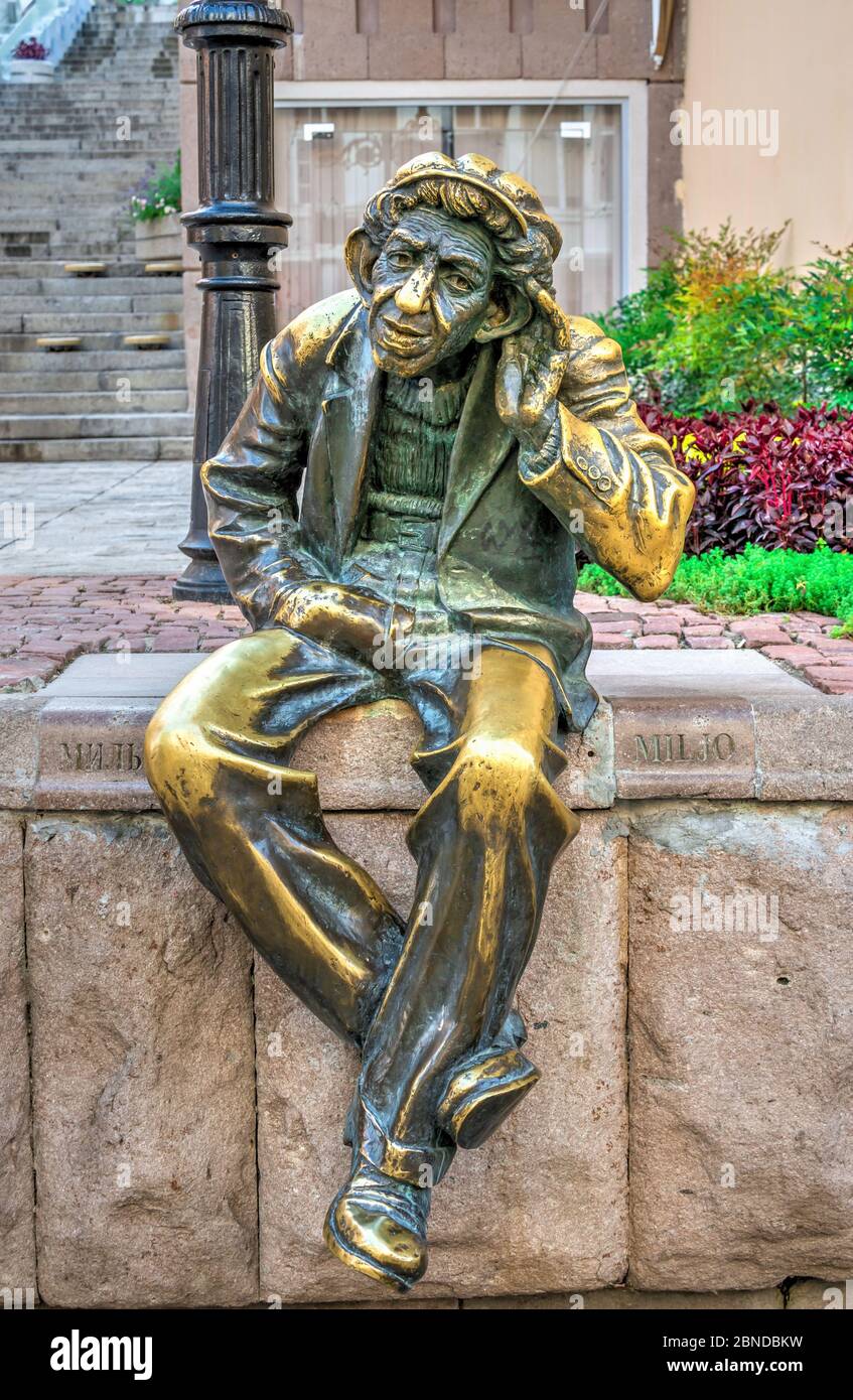 Plovdiv, Bulgarien - 07.24.2019. Statue von Milyo dem Verrückten an einem sonnigen Sommertag in der Knyaz Aleamder Straße in Plovdiv, Bulgarien Stockfoto