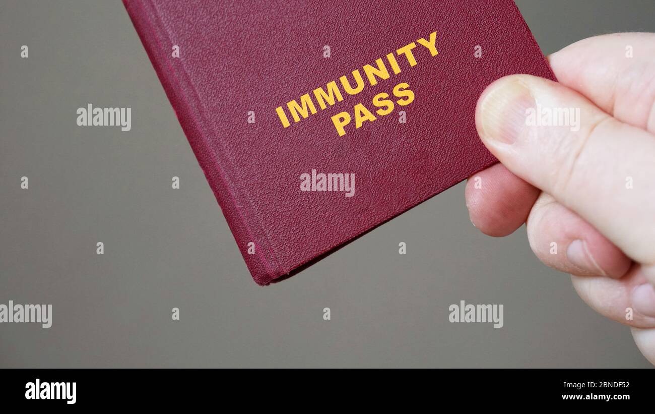 Immunity Pass oder Pass - Nahaufnahme Hand mit Mock-up europäischen Immunitätszertifikat Reisedokument Stockfoto