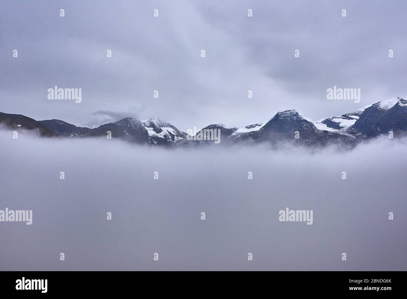 Neblige Gipfel der Großglockner Alpenstraße Stockfoto