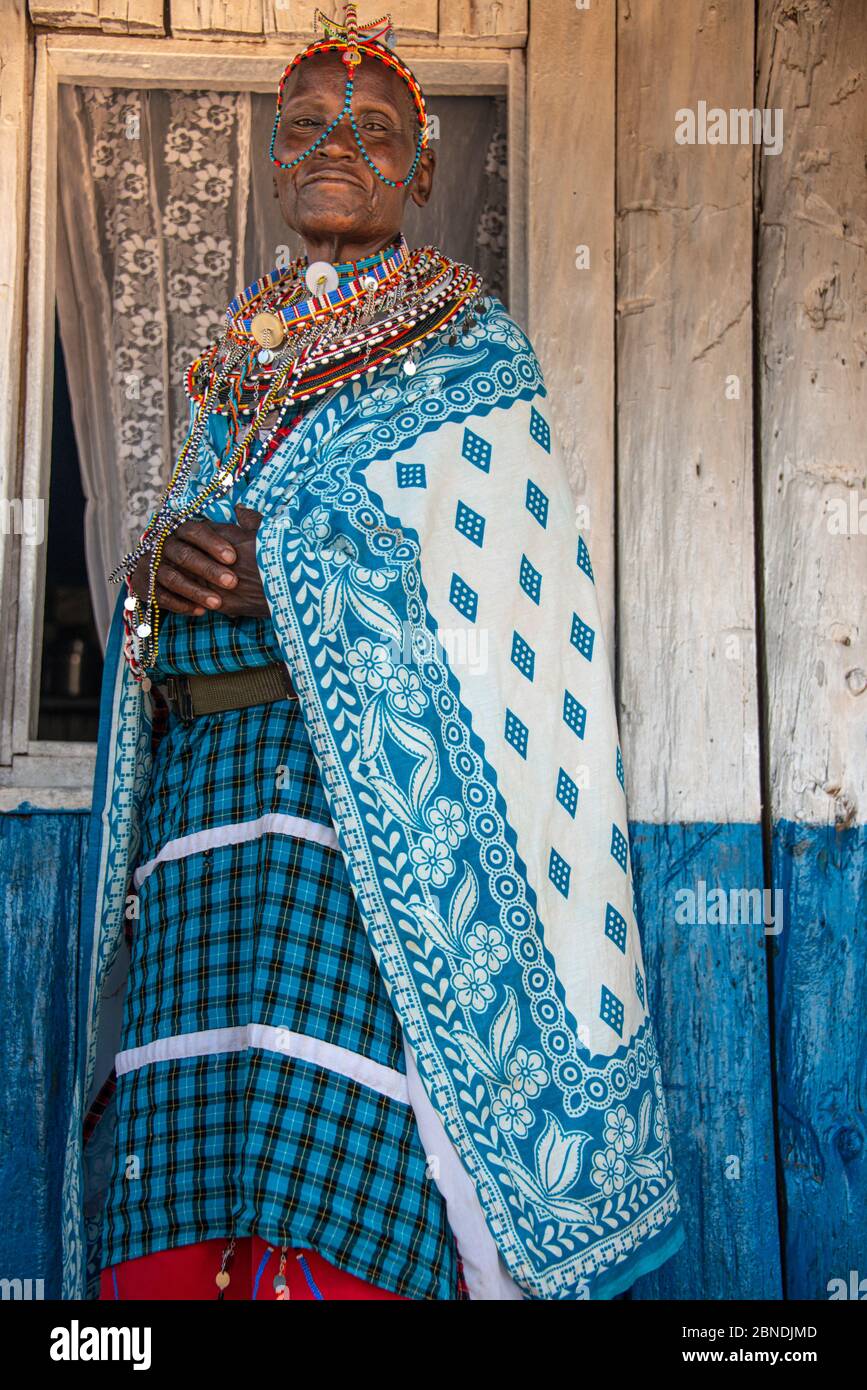 Maasai Frau in traditioneller Kleidung Stockfoto