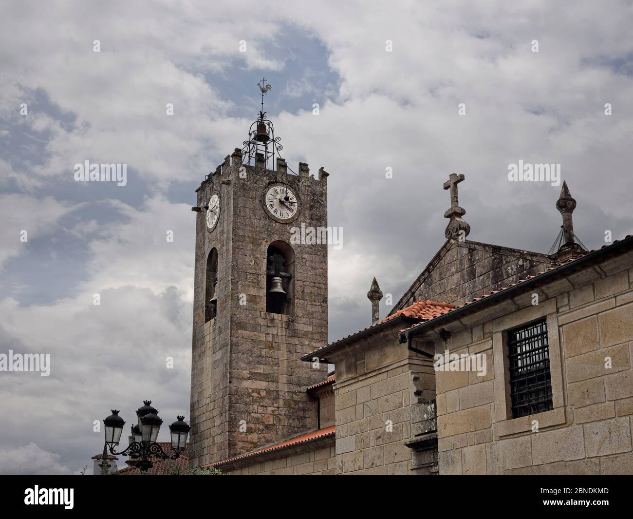 Alter Granitglockenturm der Mutterkirche. Mittelalterliche Stadt Ponte de Lima, Nord-Portugal, an einem bewölkten Tag Stockfoto
