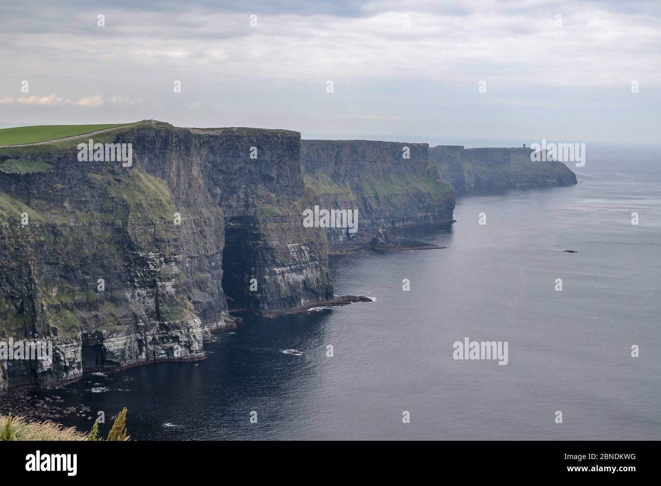 Blick auf die weltberühmten Cliffs of Moher im County Clare Irland. Landschaftlich reizvolle irische Naturdenkmal entlang des wilden atlantikweges  LW AT  . Stockfoto