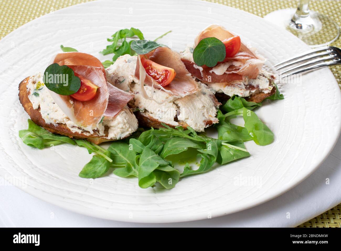 Crostini mit geräuchertem Ricotta, sonnengetrockneten Tomaten ...