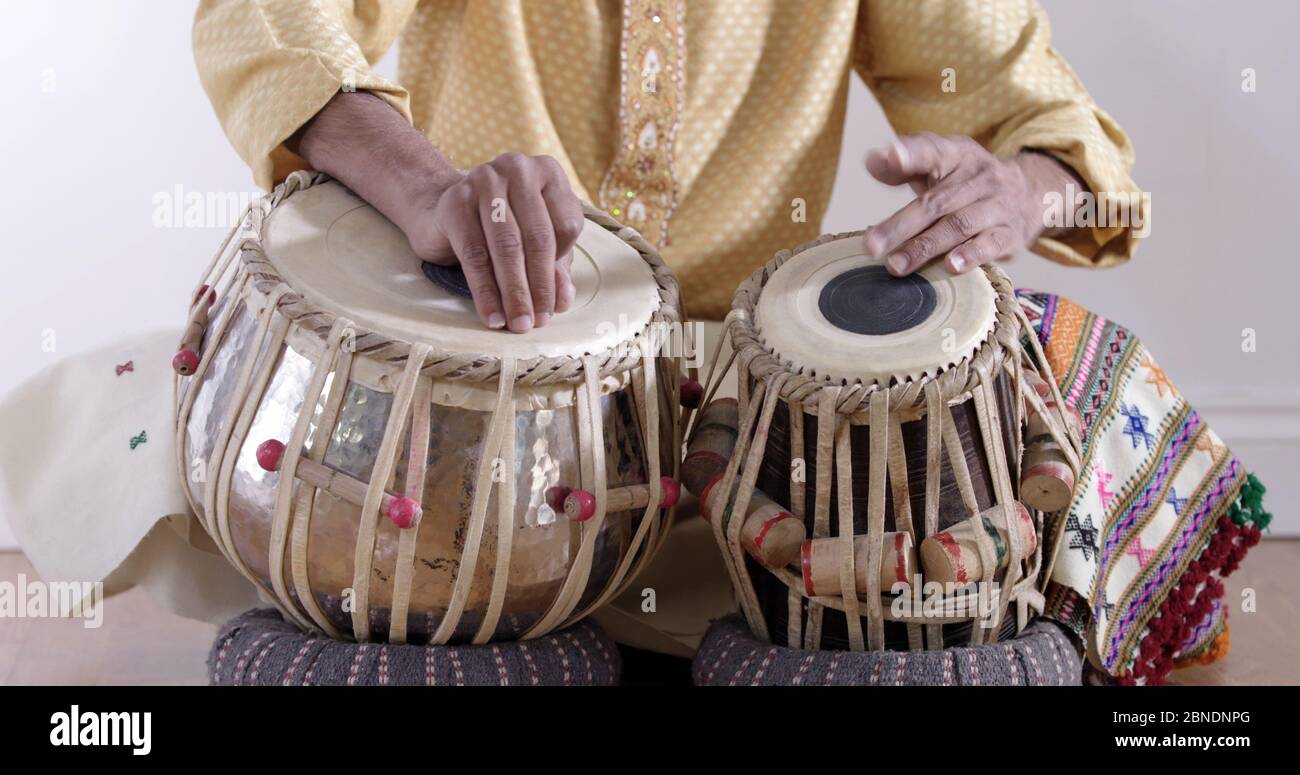 Mann spielt indische Trommeln. Stockfoto