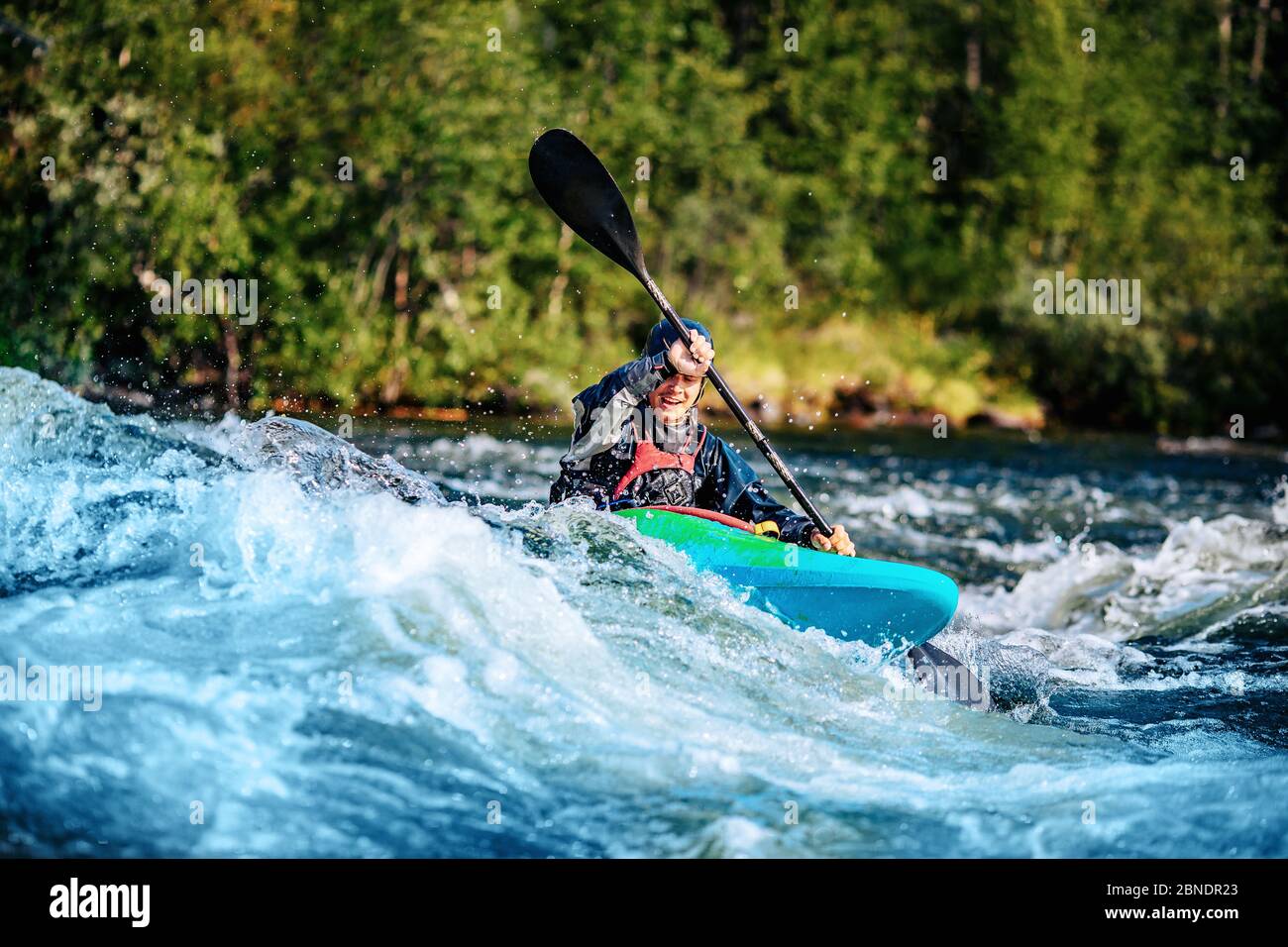 Extremsport Rafting Wildwasser Kajakfahren. Kerl im Kajak segelt Bergfluss Stockfoto