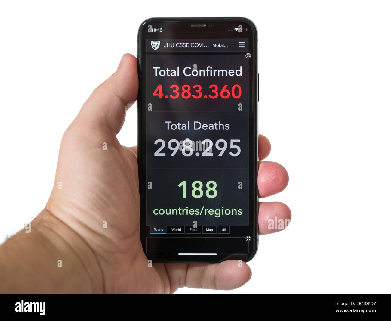 Man Hand hält Smartphone mit COVID-19 Coronavirus Website bestätigte Fälle mit über 4 Millionen kranken Menschen für Systems Science and Engineering an der Johns Hopkins University, Mexiko, 14. Mai 2020 Stockfoto