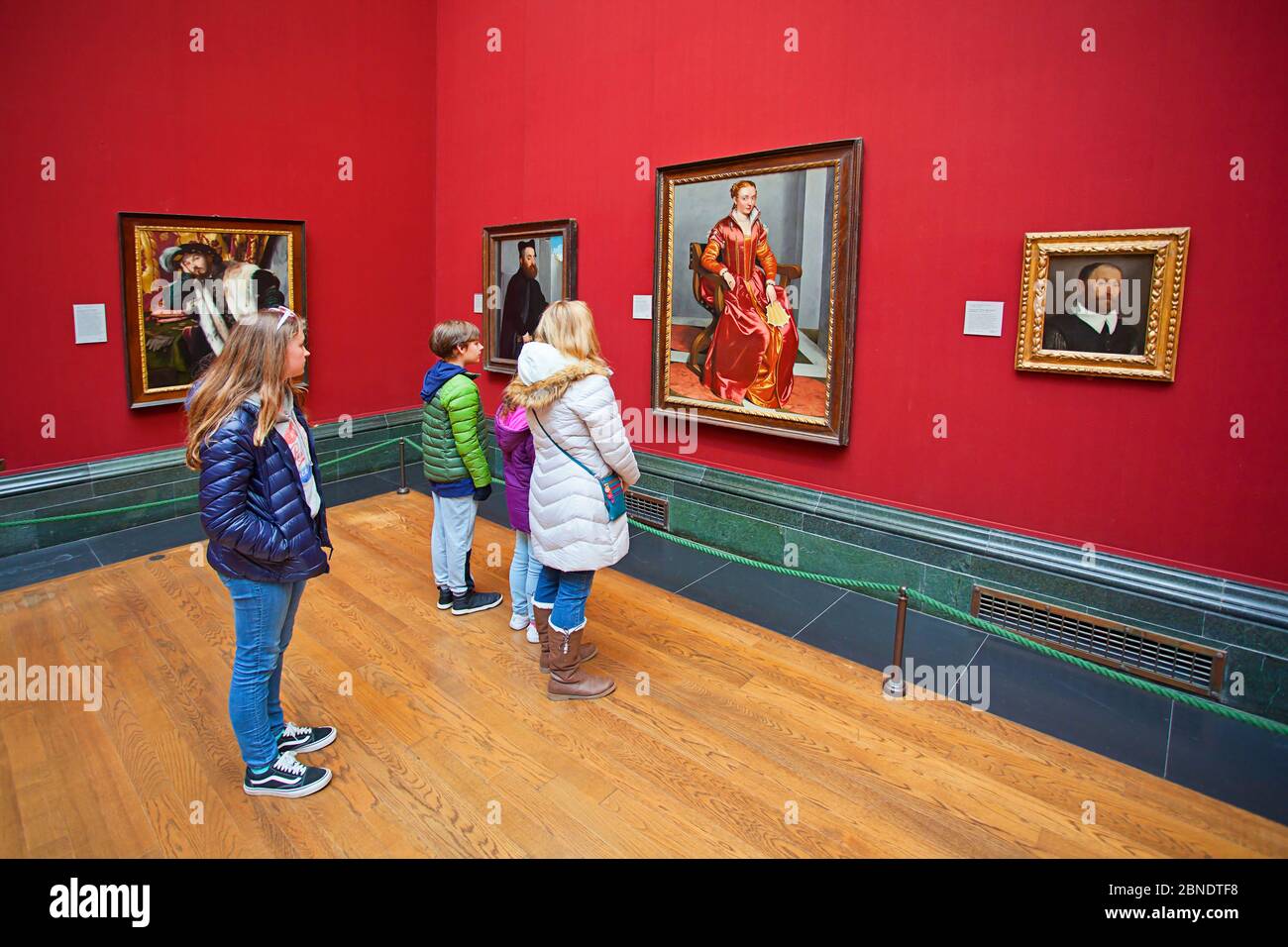 Besucher des Kunstmuseums in der National Gallery, London Stockfoto