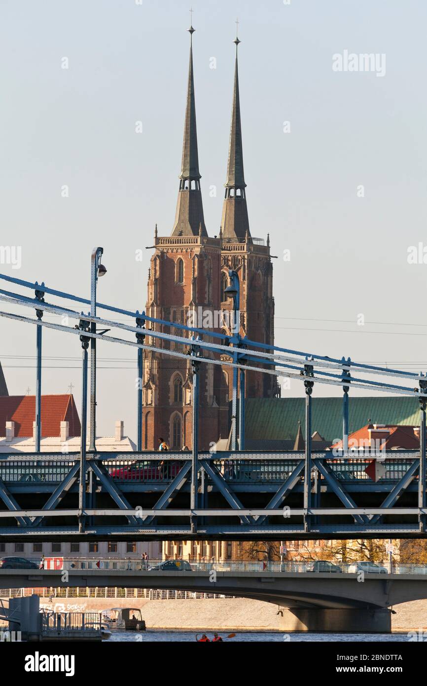 Grunwaldzki Brücke und Kathedrale St. Johannes des Täufers, von der oder aus gesehen, Breslau Stockfoto