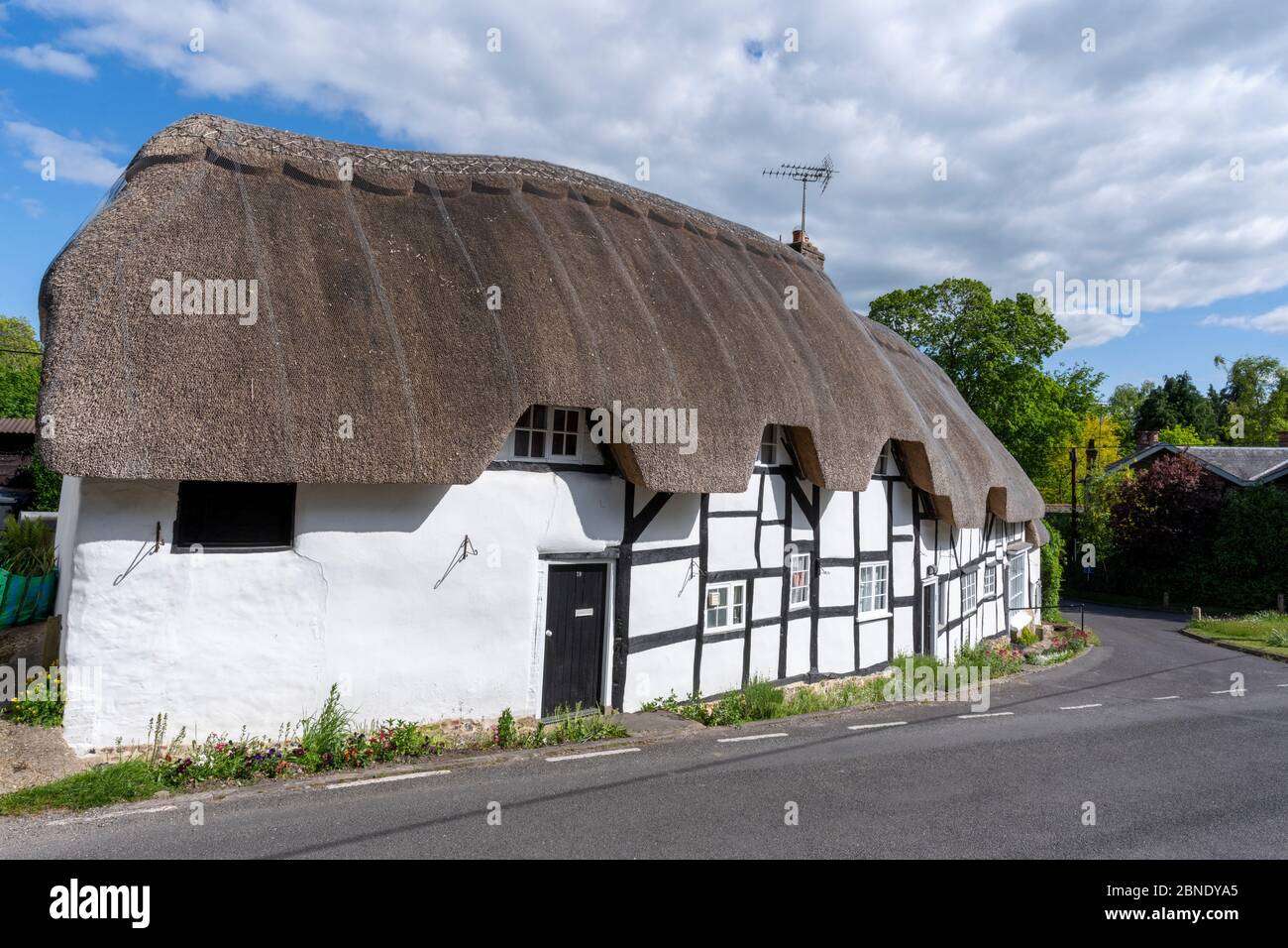 Reihe von strohgedeckten Holzhütten im Hampshire Village of Wherwell, Test Valley, Hampshire, England, Großbritannien. Stockfoto