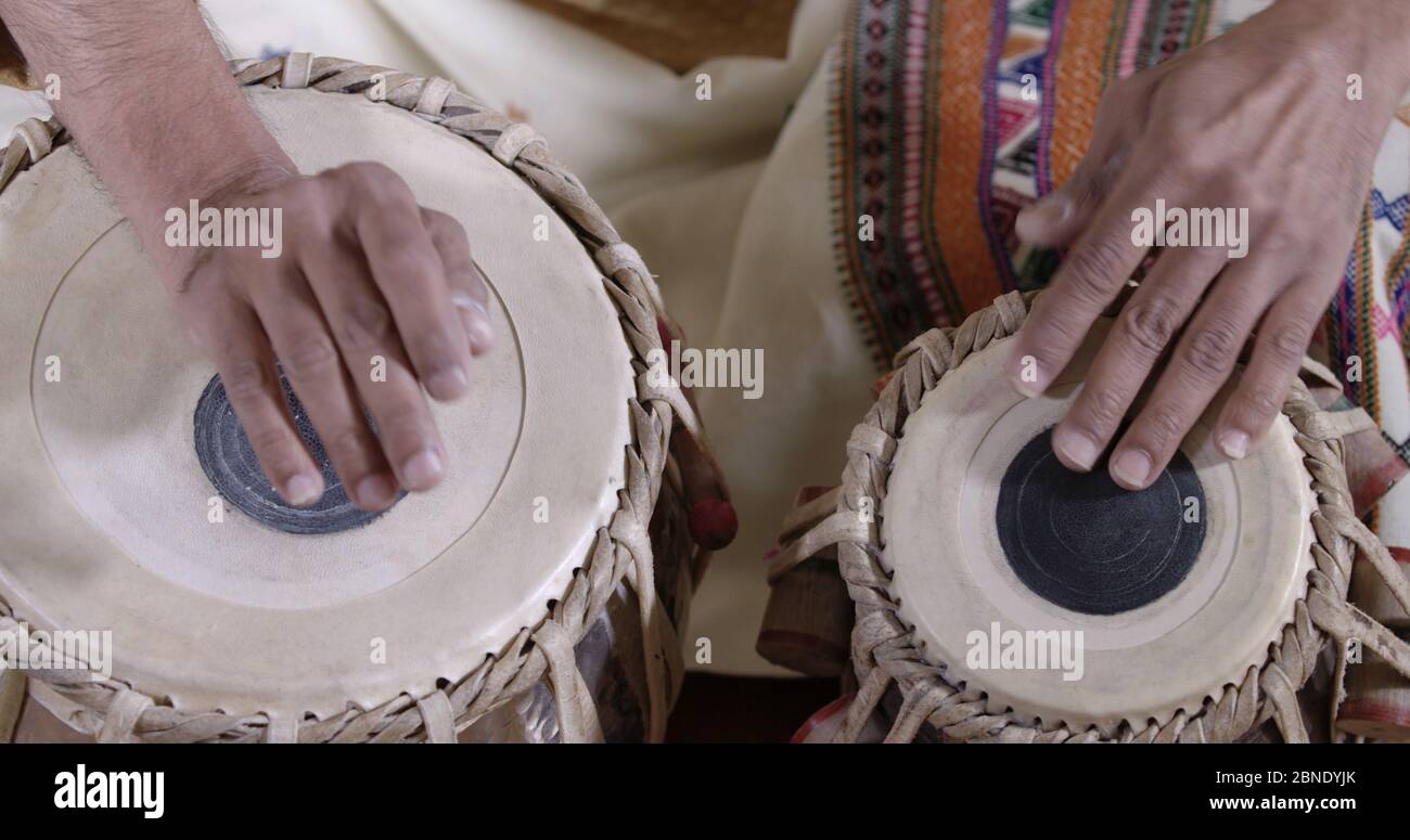 Mann spielt indische Trommeln. Stockfoto