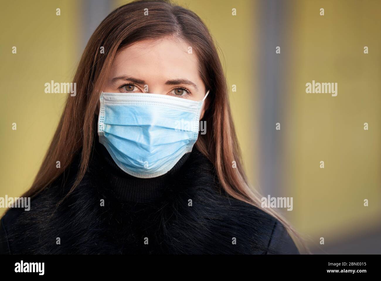 Junge Frau trägt Einweg-blauen Virus Gesicht Mund Nase Maske, Nahaufnahme Porträt. Coronavirus Covid-19 Konzept zur Prävention von Ausbrüchen Stockfoto