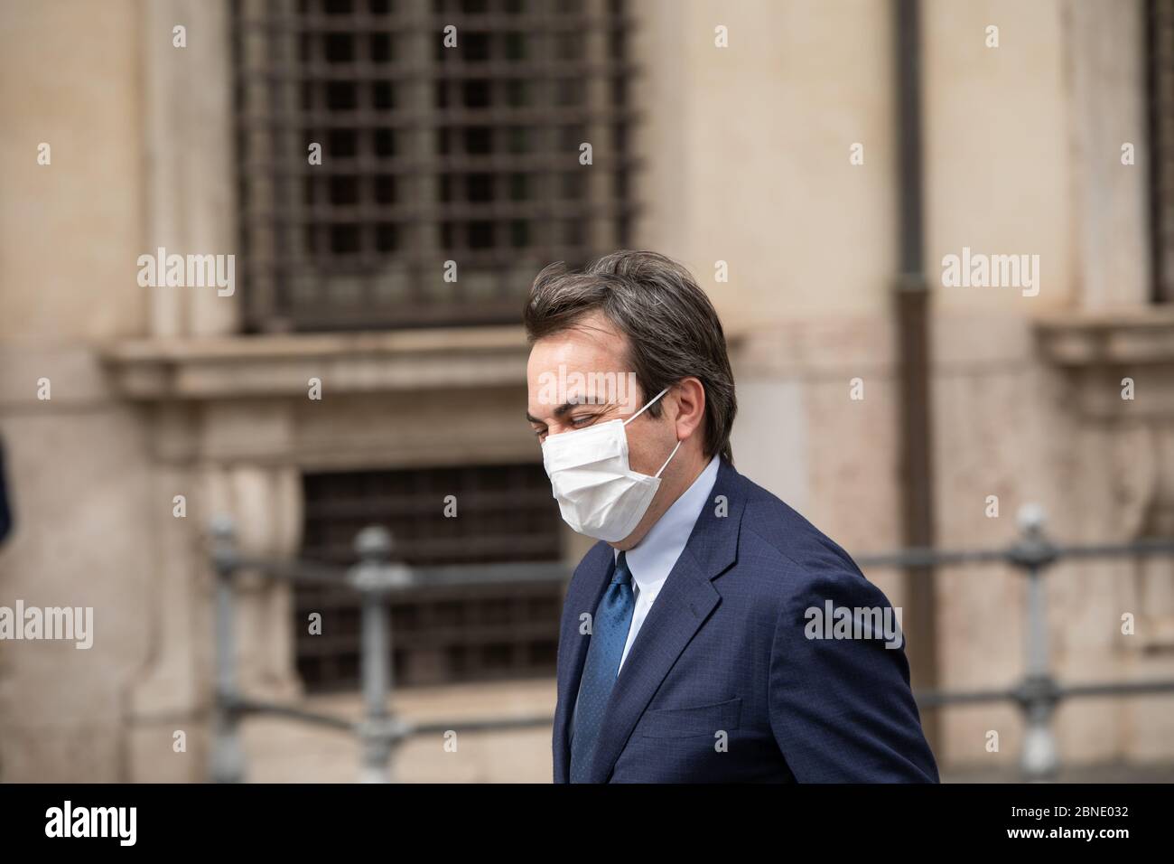 Der italienische Minister für europäische Angelegenheiten, Vincenzo Amendola, betritt den Palazzo Chigi vor dem Ministerrat, während er als Vorsichtsmaßnahme gegen die Ausbreitung des Corona-Virus eine Gesichtsmaske trägt. Stockfoto