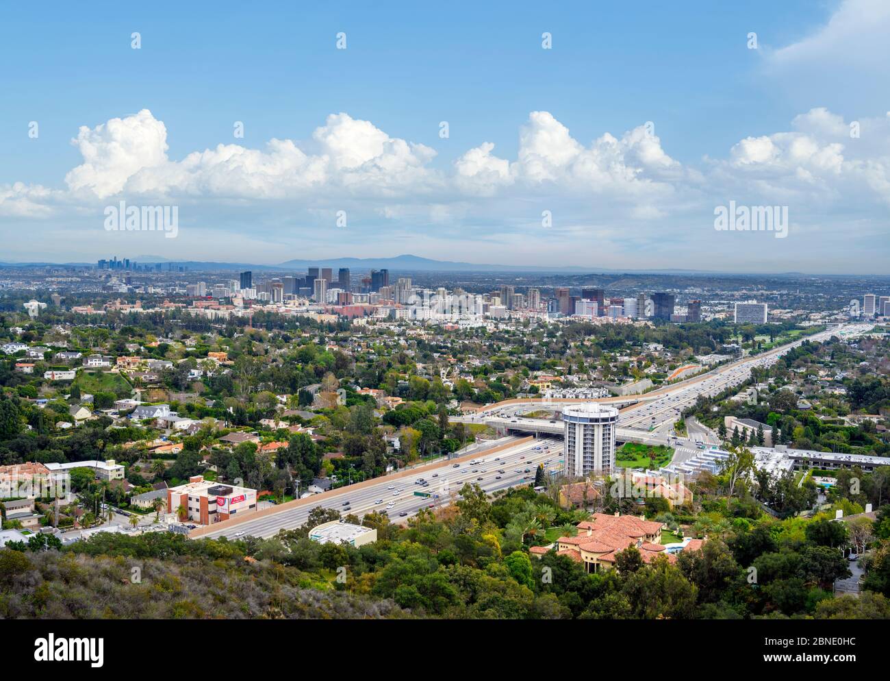 Skyline vom Getty Center mit dem San Diego Freeway (I-405) im Vordergrund, Los Angeles, Kalifornien, USA Stockfoto