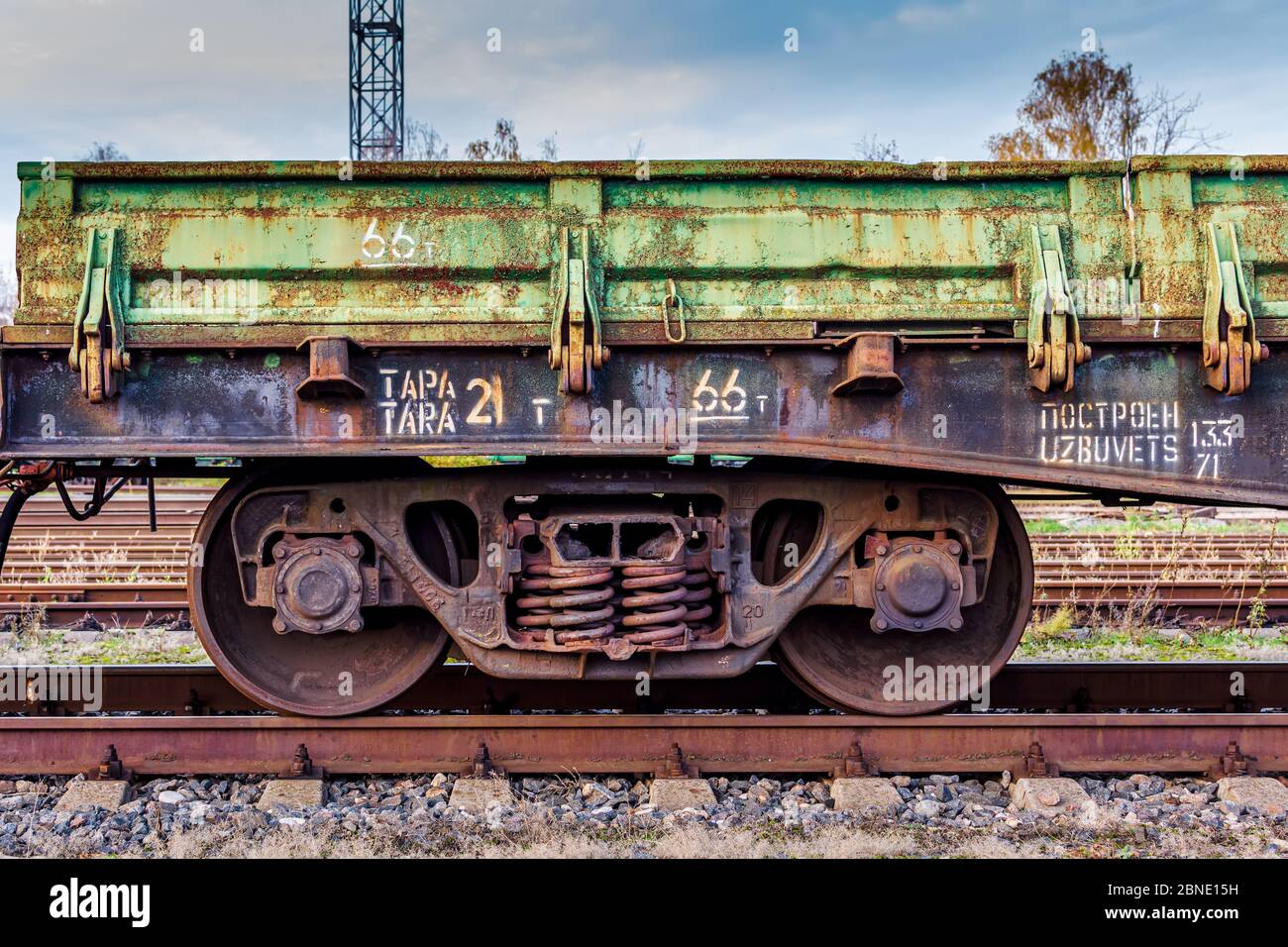 Rostige Räder eines alten Wagens Stockfoto