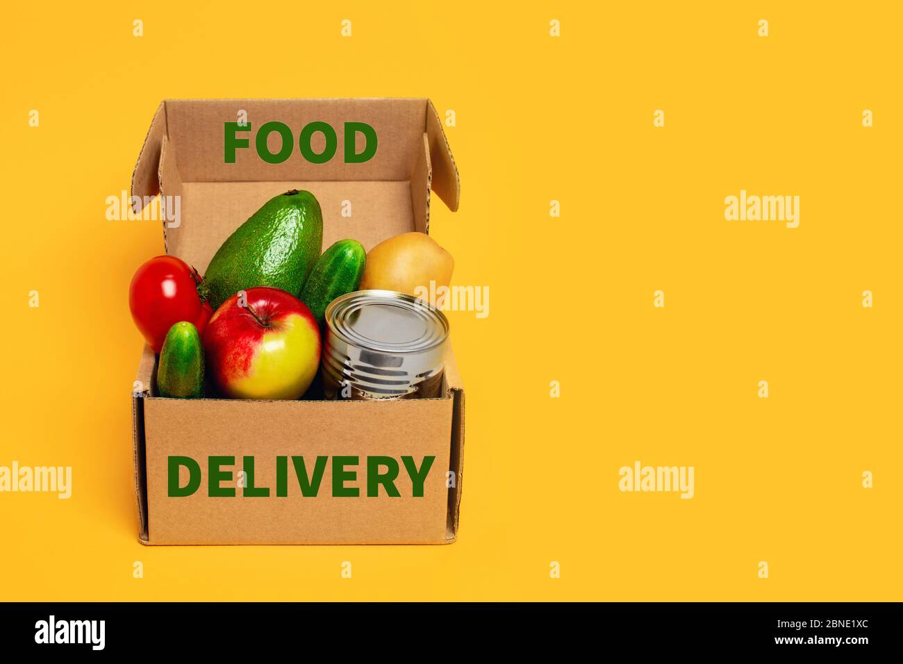 Kontaktloser Satz fertiger Produktkits. Vorderansicht mit Lebensmittelbox auf gelbem Hintergrund. Stockfoto
