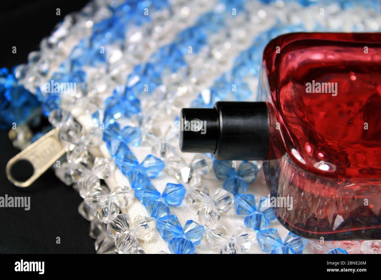 Rote Parfüm Flasche, natürliches Spray. Rote Farbe Männer Parfüm Flasche  auf bunten Plastiktüte mit weiblichen Accessoires isoliert Stockfotografie  - Alamy