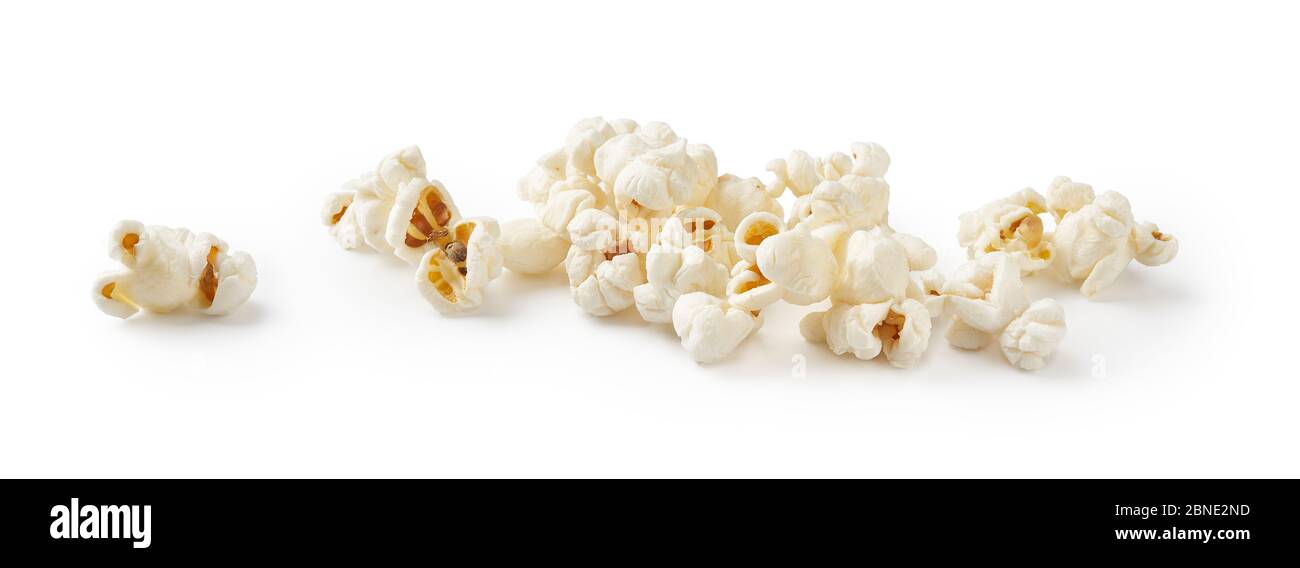 Haufen gesalzenes Popcorn, isoliert auf weißem Hintergrund Stockfoto