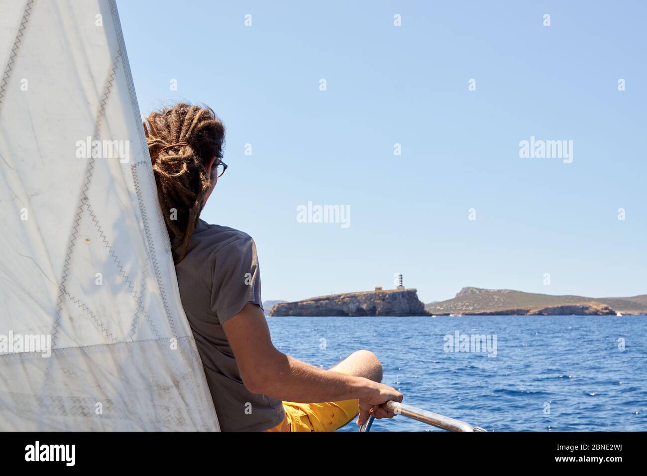 Rastafarian Mann segelt auf Mallorca Stockfoto